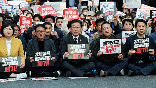 이재명 더불어민주당 대표가 25일 오후 서울 중구 서울광장 인근에서 열린 '대일 굴욕외교 규탄 범국민대회'에 참석해 강제동원 제3자 변제안 폐기 피켓을 들고 구호를 외치고 있다. <연합뉴스>